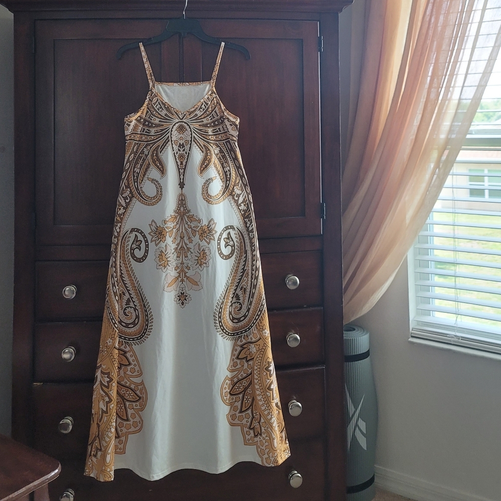 Elegant White and Gold Sleeveless Dress